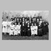 057-0036 Die Pfarrer Schloesser und Woronowicz mit den Konfirmanden 1938 vor der Kirche in Plibischken. .jpg